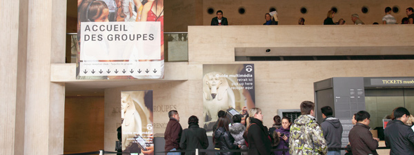  Accueil des groupes sous la pyramide du Louvre  