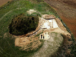 Vue aérienne de la nécropole de la Doganaccia à Tarquina Vue aérienne de la nécropole de la Doganaccia à Tarquina