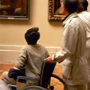 Visite du musée en fauteuil roulant